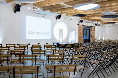 Miniature Location salle Saint-André-de-Sangonis (Hérault) - Château de Granoupiac #2 Façade d'une grande maison blanche entourée d'arbres, avec une pelouse verdoyante au premier plan.