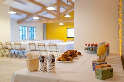 Miniature Location salle Saint-André-de-Sangonis (Hérault) - Château de Granoupiac #6 Façade d'une grande maison blanche entourée d'arbres, avec une pelouse verdoyante au premier plan.