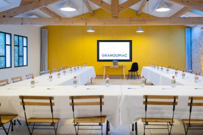 Miniature Location salle Saint-André-de-Sangonis (Hérault) - Château de Granoupiac #3 Façade d'une grande maison blanche entourée d'arbres, avec une pelouse verdoyante au premier plan.