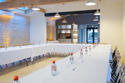 Miniature Location salle Saint-André-de-Sangonis (Hérault) - Château de Granoupiac #7 Façade d'une grande maison blanche entourée d'arbres, avec une pelouse verdoyante au premier plan.