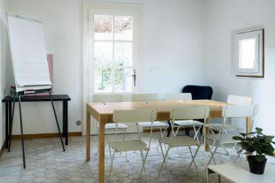 Miniature Location salle Saint-André-de-Sangonis (Hérault) - Château de Granoupiac #5 Façade d'une grande maison blanche entourée d'arbres, avec une pelouse verdoyante au premier plan.