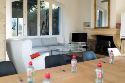 Miniature Location salle Saint-André-de-Sangonis (Hérault) - Château de Granoupiac #35 Façade d'une grande maison blanche entourée d'arbres, avec une pelouse verdoyante au premier plan.