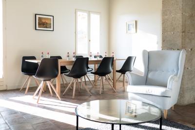 Miniature Location salle Saint-André-de-Sangonis (Hérault) - Château de Granoupiac #4 Façade d'une grande maison blanche entourée d'arbres, avec une pelouse verdoyante au premier plan.