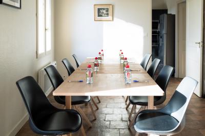 Miniature Location salle Saint-André-de-Sangonis (Hérault) - Château de Granoupiac #19 Façade d'une grande maison blanche entourée d'arbres, avec une pelouse verdoyante au premier plan.