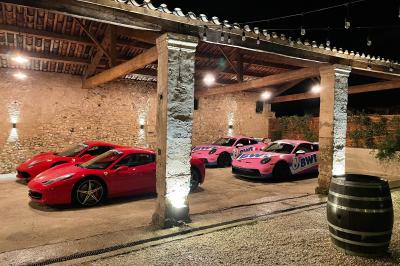 Miniature Location salle Saint-André-de-Sangonis (Hérault) - Château de Granoupiac #17 Façade d'une grande maison blanche entourée d'arbres, avec une pelouse verdoyante au premier plan.