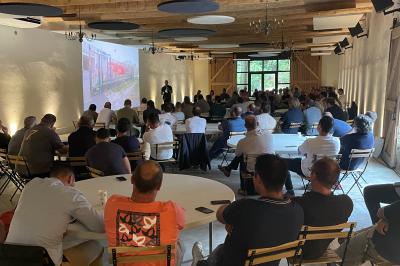 Miniature Location salle Saint-André-de-Sangonis (Hérault) - Château de Granoupiac #39 Façade d'une grande maison blanche entourée d'arbres, avec une pelouse verdoyante au premier plan.