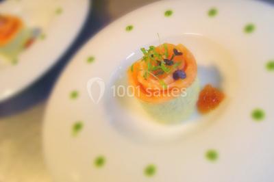 Miniature Traiteur Forest-sur-Marque (Nord) - Auberge du Tilleul #7 Assiette de homard décorée d'agrumes, œufs de poisson, herbes fraîches, accompagnée d'une sauce verte en verrine.