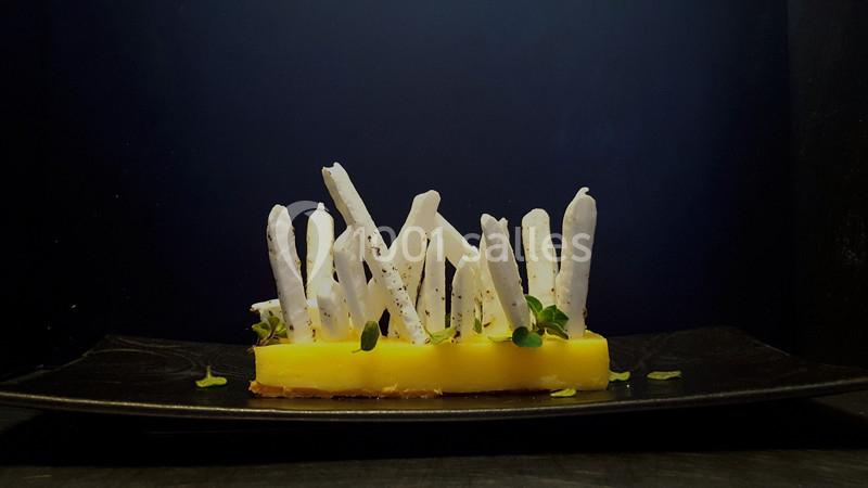 Traiteur Forest-sur-Marque (Nord) - Auberge du Tilleul #2 Dessert raffiné composé de bâtonnets blancs dressés sur une base jaune, décoré de micro-pousses.