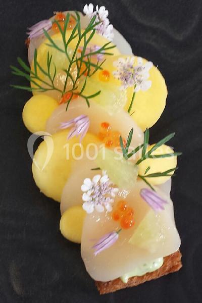 Traiteur Forest-sur-Marque (Nord) - Auberge du Tilleul #22 Tranche de pain garnie de carpaccio de Saint-Jacques, perles d'agrumes, fleurs comestibles et herbes fraîches.