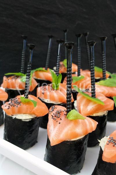 Traiteur Forest-sur-Marque (Nord) - Auberge du Tilleul #1 Sushis au saumon garnis de graines de pavot et de feuilles de basilic, présentés avec des piques noires.