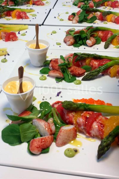 Traiteur Forest-sur-Marque (Nord) - Auberge du Tilleul #23 Assiette gastronomique avec homard, asperges, salade, œufs de poisson et sauce servie en verrine.