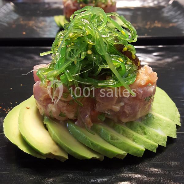 Traiteur Forest-sur-Marque (Nord) - Auberge du Tilleul #3 Tartare de poisson cru sur lit d'avocat, garni d'algues vertes, présenté sur une assiette noire.