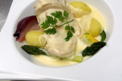 Miniature Traiteur Forest-sur-Marque (Nord) - Auberge du Tilleul #25 Assiette de homard décorée d'agrumes, œufs de poisson, herbes fraîches, accompagnée d'une sauce verte en verrine.