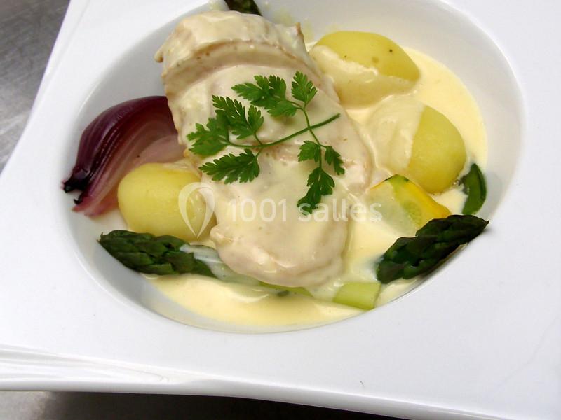 Traiteur Forest-sur-Marque (Nord) - Auberge du Tilleul #25 Assiette de poulet nappé de sauce crémeuse, accompagné de pommes de terre, asperges et oignon rouge.