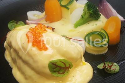 Miniature Traiteur Forest-sur-Marque (Nord) - Auberge du Tilleul #28 Assiette de homard décorée d'agrumes, œufs de poisson, herbes fraîches, accompagnée d'une sauce verte en verrine.