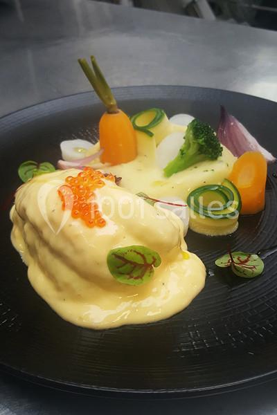 Traiteur Forest-sur-Marque (Nord) - Auberge du Tilleul #28 Assiette gastronomique avec poisson nappé de sauce, œufs de poisson, légumes variés et présentation soignée.