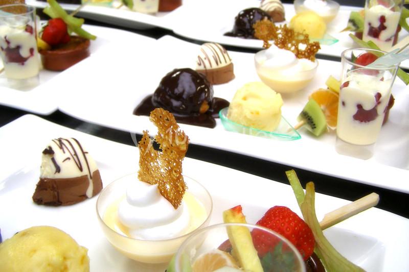 Traiteur Forest-sur-Marque (Nord) - Auberge du Tilleul #32 Assortiment de desserts variés présentés sur des assiettes blanches, incluant fruits, mousses et pâtisseries.