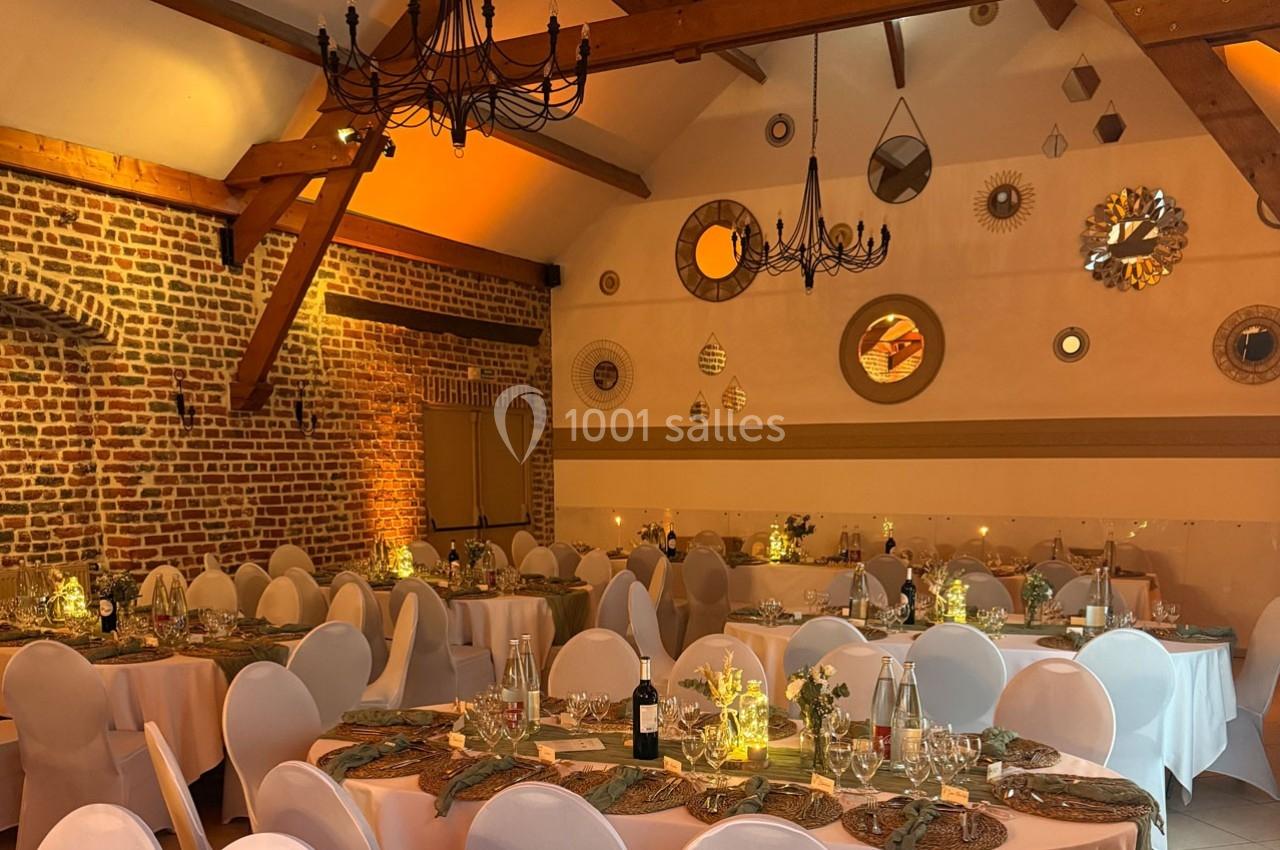 Traiteur Forest-sur-Marque (Nord) - Auberge du Tilleul #11 Salle de réception décorée avec des tables dressées, des chaises blanches et des lumières tamisées sous un plafond en…