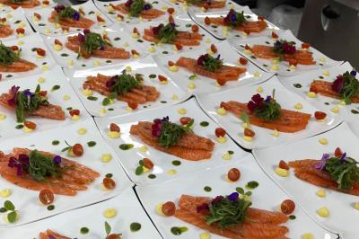 Miniature Traiteur Forest-sur-Marque (Nord) - Auberge du Tilleul #34 Assiette de homard décorée d'agrumes, œufs de poisson, herbes fraîches, accompagnée d'une sauce verte en verrine.
