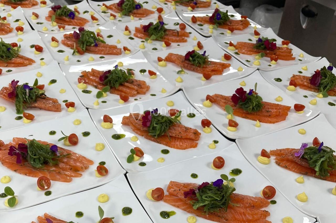 Traiteur Forest-sur-Marque (Nord) - Auberge du Tilleul #34 Assiettes de saumon fumé garnies de tomates cerises, algues, fleurs comestibles et sauces colorées.