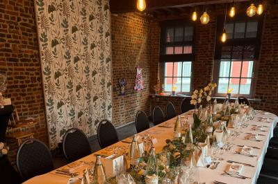 Miniature Traiteur Forest-sur-Marque (Nord) - Auberge du Tilleul #17 Assiette de homard décorée d'agrumes, œufs de poisson, herbes fraîches, accompagnée d'une sauce verte en verrine.