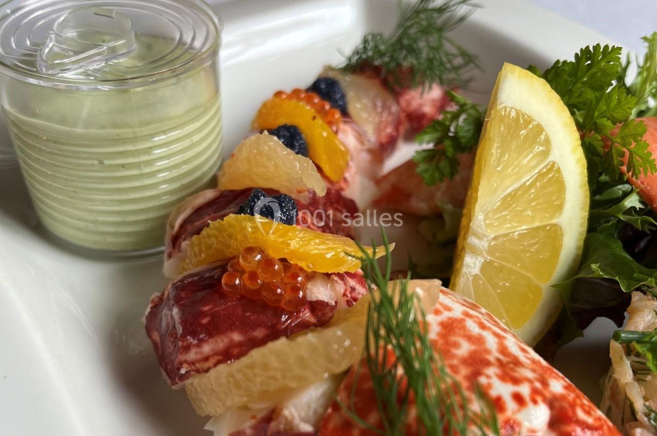 Traiteur Forest-sur-Marque (Nord) - Auberge du Tilleul #36 Assiette de homard décorée d'agrumes, œufs de poisson, herbes fraîches, accompagnée d'une sauce verte en verrine.