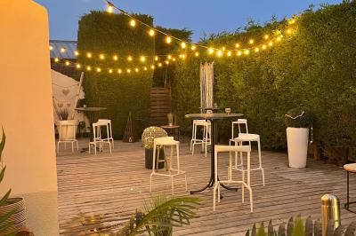 Miniature LA TERRASSE DU SALON GAUGUIN Assiette de homard décorée d'agrumes, œufs de poisson, herbes fraîches, accompagnée d'une sauce verte en verrine.