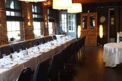 Miniature SALON MONET -40 PERSONNES Assiette de homard décorée d'agrumes, œufs de poisson, herbes fraîches, accompagnée d'une sauce verte en verrine.