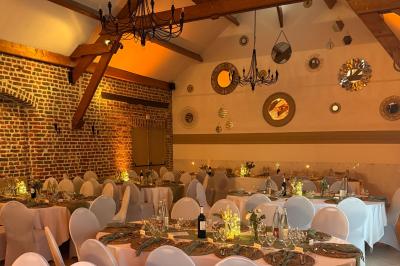 Dessert roulé recouvert de glaçage rouge, garni de rondelles de banane, avec des touches de coulis sur l'assiette blanche.