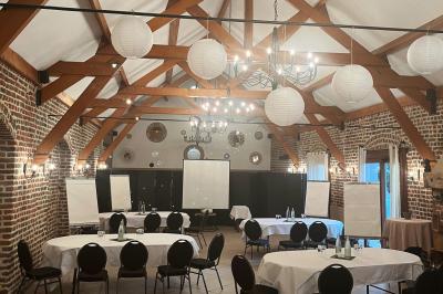 Dessert roulé recouvert de glaçage rouge, garni de rondelles de banane, avec des touches de coulis sur l'assiette blanche.