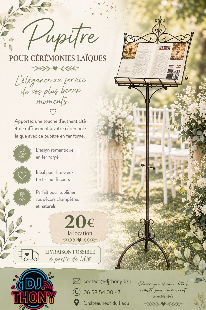 Pupitre en fer forgé décoratif avec un livret, placé dans une allée extérieure pour une cérémonie laïque.