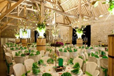 Voûtes en briques rouges soutenues par des colonnes en pierre dans une pièce au sol carrelé.