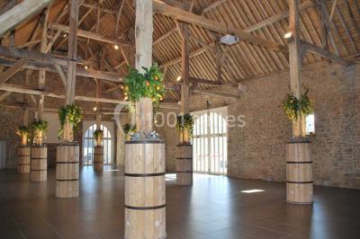 Voûtes en briques rouges soutenues par des colonnes en pierre dans une pièce au sol carrelé.