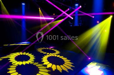 Voûtes en briques rouges soutenues par des colonnes en pierre dans une pièce au sol carrelé.