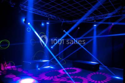 Voûtes en briques rouges soutenues par des colonnes en pierre dans une pièce au sol carrelé.