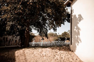 Chambre d'hôtel moderne avec lit double, murs verts, salle de bain attenante et mobilier contemporain.