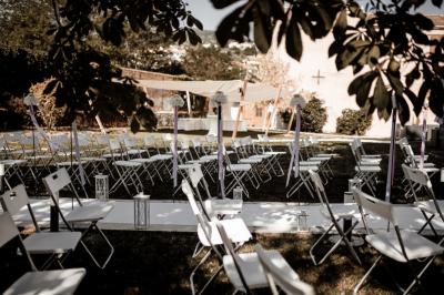 Chambre d'hôtel moderne avec lit double, murs verts, salle de bain attenante et mobilier contemporain.