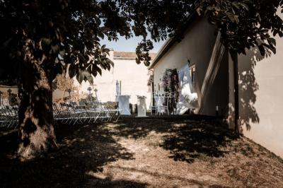 Chambre d'hôtel moderne avec lit double, murs verts, salle de bain attenante et mobilier contemporain.