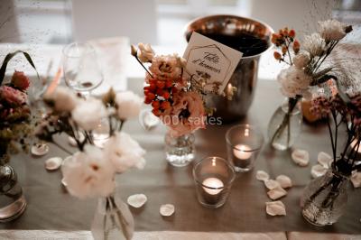 Chambre d'hôtel moderne avec lit double, murs verts, salle de bain attenante et mobilier contemporain.