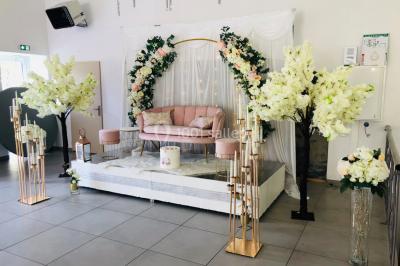 Chambre d'hôtel moderne avec lit double, murs verts, salle de bain attenante et mobilier contemporain.