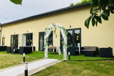 Chambre d'hôtel moderne avec lit double, murs verts, salle de bain attenante et mobilier contemporain.