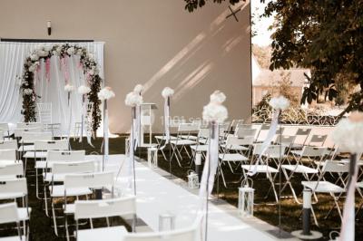 Chambre d'hôtel moderne avec lit double, murs verts, salle de bain attenante et mobilier contemporain.