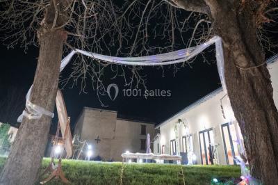 Chambre d'hôtel moderne avec lit double, murs verts, salle de bain attenante et mobilier contemporain.