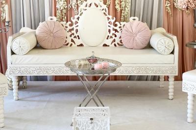 Chambre d'hôtel moderne avec lit double, murs verts, salle de bain attenante et mobilier contemporain.