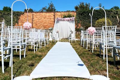Chambre d'hôtel moderne avec lit double, murs verts, salle de bain attenante et mobilier contemporain.