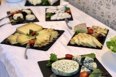 Chambre d'hôtel moderne avec lit double, murs verts, salle de bain attenante et mobilier contemporain.