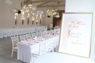 Chambre d'hôtel moderne avec lit double, murs verts, salle de bain attenante et mobilier contemporain.