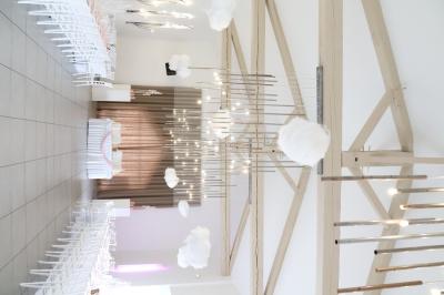 Chambre d'hôtel moderne avec lit double, murs verts, salle de bain attenante et mobilier contemporain.