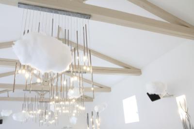 Chambre d'hôtel moderne avec lit double, murs verts, salle de bain attenante et mobilier contemporain.