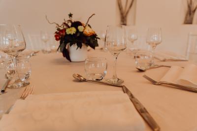 Chambre d'hôtel moderne avec lit double, murs verts, salle de bain attenante et mobilier contemporain.